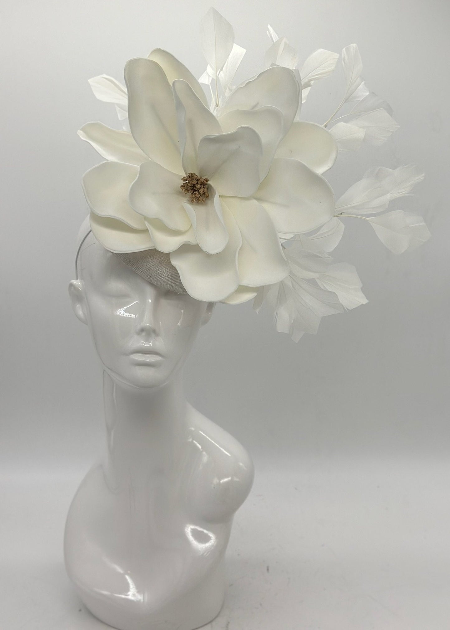 Cream and white Derby Fascinator, Kentucky Derby Hat Alternative, Kentucky derby hat (GOLD LINE)