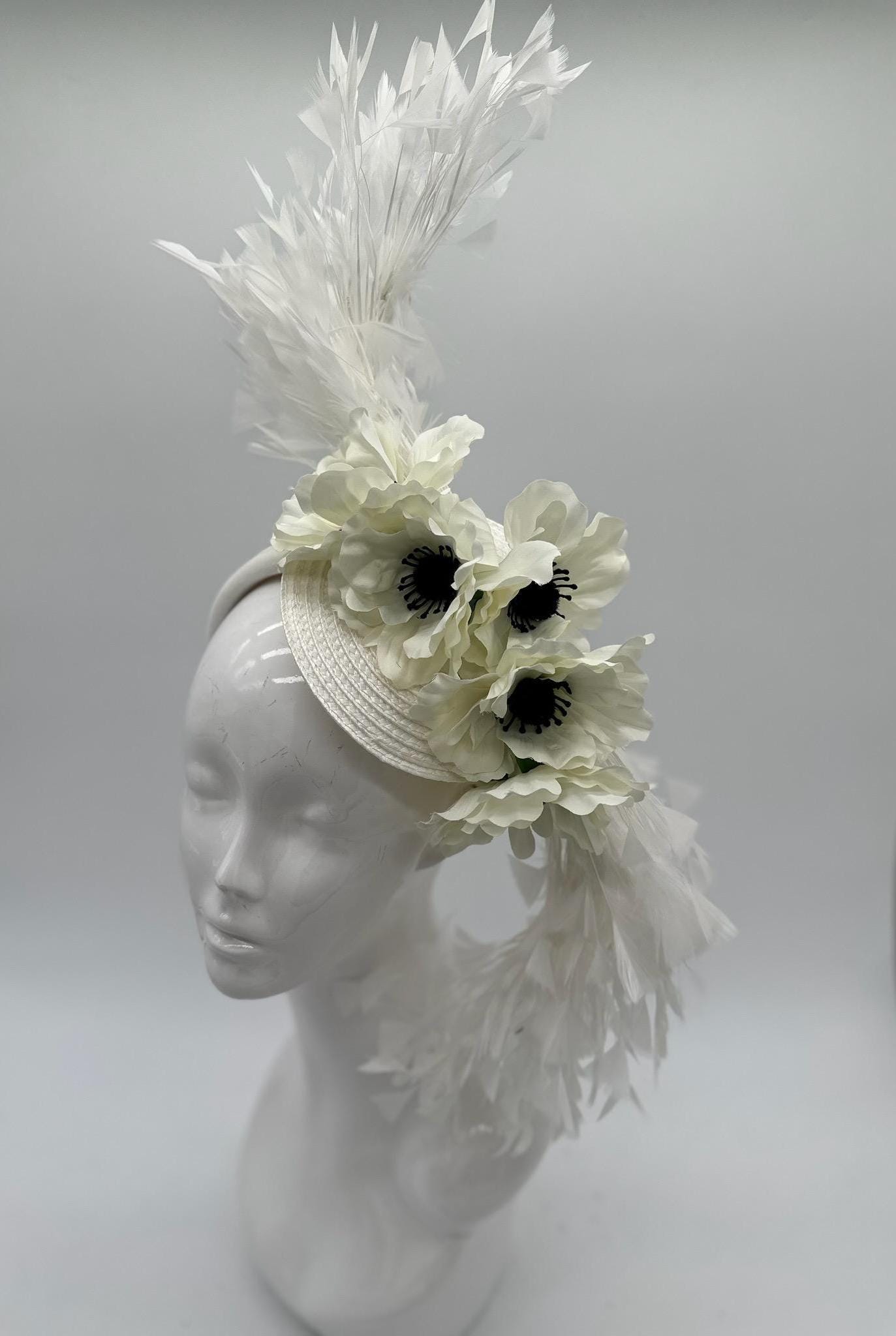 White and Cream Derby Fascinator, Kentucky Derby Hat Alternative, Kentucky derby hat (GOLD LINE)